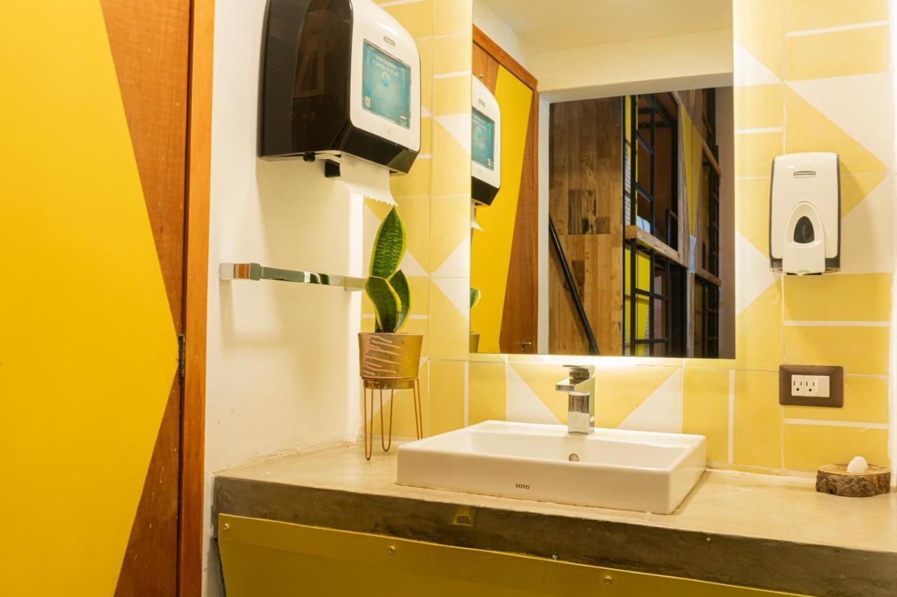 アドラ ホステル アンティグア・グアテマラ エクステリア 写真 A hand dryer in a bathroom