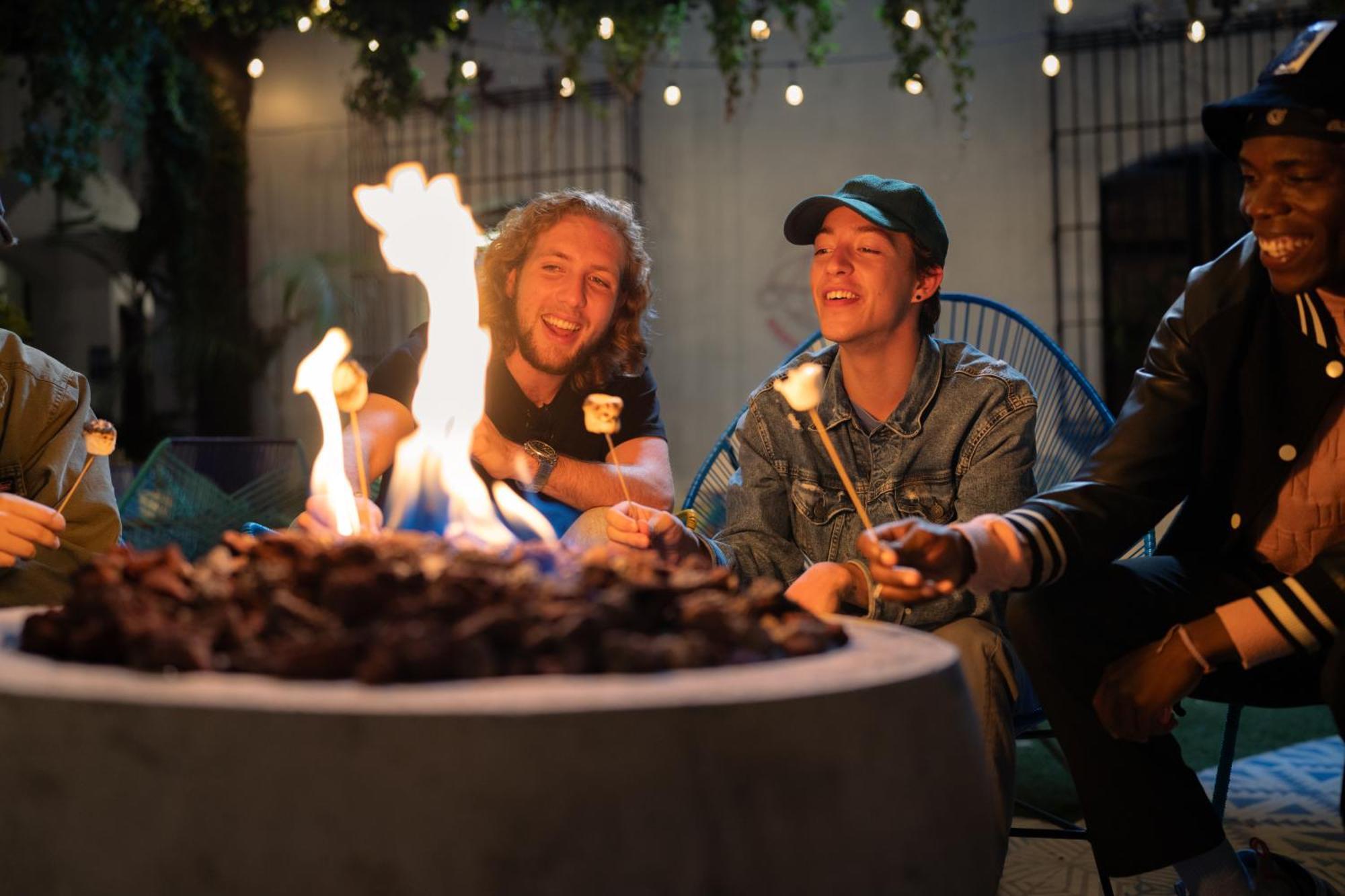 アドラ ホステル アンティグア・グアテマラ エクステリア 写真 Marshmallows roasting over a fire