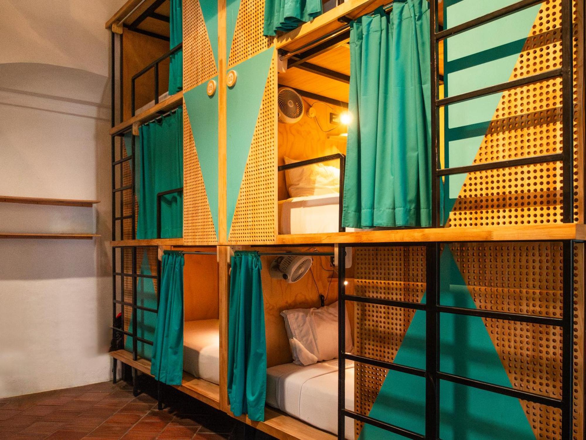 アドラ ホステル アンティグア・グアテマラ エクステリア 写真 A capsule hotel in Tokyo