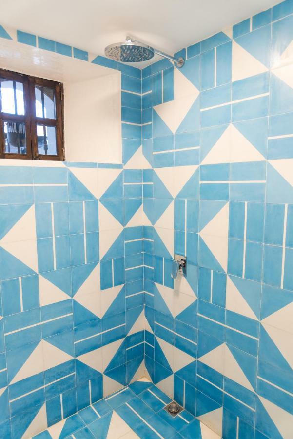 アドラ ホステル アンティグア・グアテマラ エクステリア 写真 Bathroom tiles